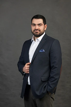 Портрет на однотонном фоне 17