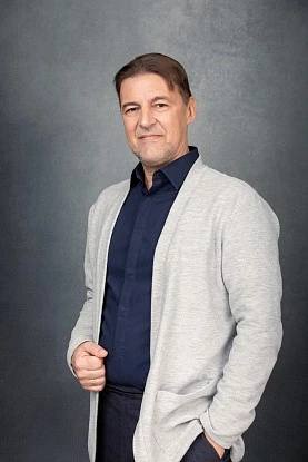 Портрет на однотонном фоне 11