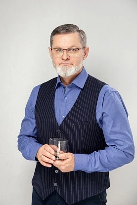 Портрет на однотонном фоне 9