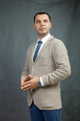 Портрет на однотонном фоне 22