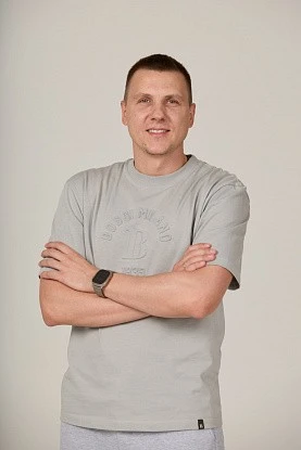Портрет на однотонном фоне 33