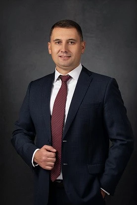 Портрет на однотонном фоне 1