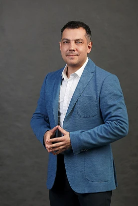 Портрет на однотонном фоне 16
