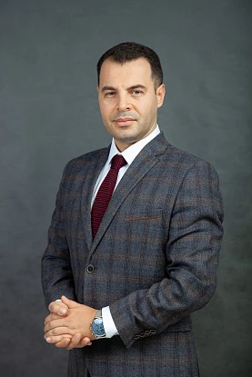 Портрет на однотонном фоне 19